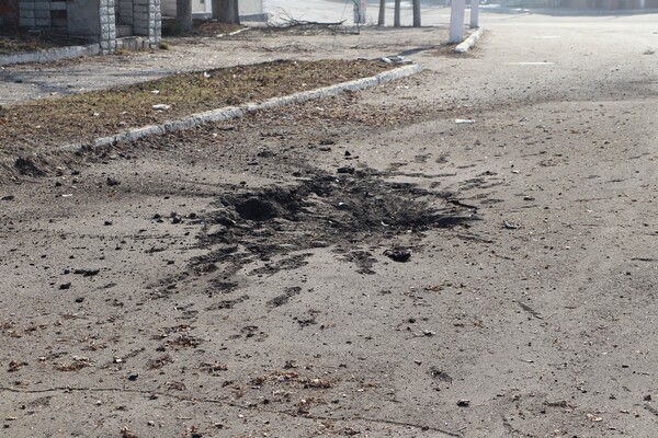 Російський безпілотник скинув бомбу на центр Дергачів — є загиблий та поранений. || Фото: facebook.com/Zadorenko