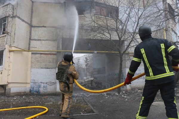 После вражеских обстрелов пожары вспыхнули в 10 квартирах на Северной Салтовке (фото) фото