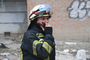 После вражеских обстрелов пожары вспыхнули в 10 квартирах на Северной Салтовке (фото) фото 1