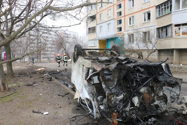 После вражеских обстрелов пожары вспыхнули в 10 квартирах на Северной Салтовке (фото) фото 2