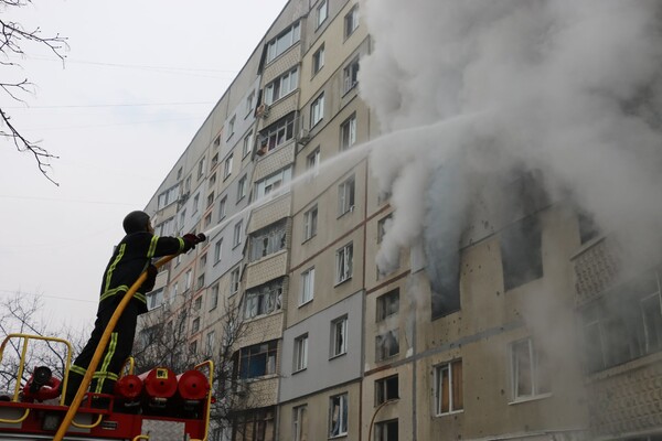 После вражеских обстрелов пожары вспыхнули в 10 квартирах на Северной Салтовке (фото) фото 3