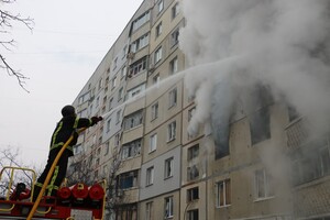 После вражеских обстрелов пожары вспыхнули в 10 квартирах на Северной Салтовке (фото) фото 3