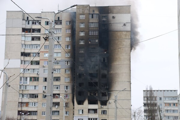 После вражеских обстрелов пожары вспыхнули в 10 квартирах на Северной Салтовке (фото) фото 5