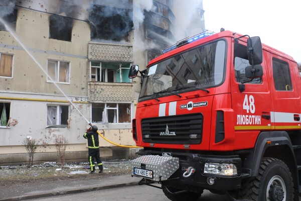 После вражеских обстрелов пожары вспыхнули в 10 квартирах на Северной Салтовке (фото) фото 6
