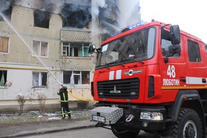 После вражеских обстрелов пожары вспыхнули в 10 квартирах на Северной Салтовке (фото) фото 6