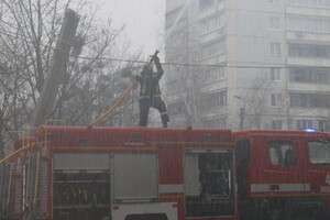 После вражеских обстрелов пожары вспыхнули в 10 квартирах на Северной Салтовке (фото) фото 7