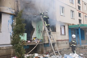 После вражеских обстрелов пожары вспыхнули в 10 квартирах на Северной Салтовке (фото) фото 13