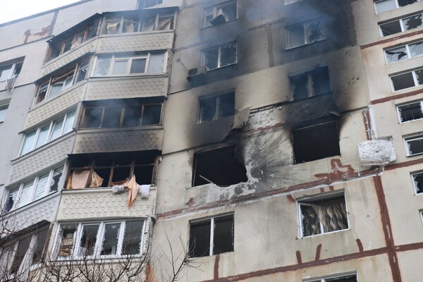 После вражеских обстрелов пожары вспыхнули в 10 квартирах на Северной Салтовке (фото) фото 15