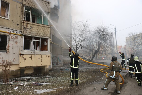 После вражеских обстрелов пожары вспыхнули в 10 квартирах на Северной Салтовке (фото) фото 16