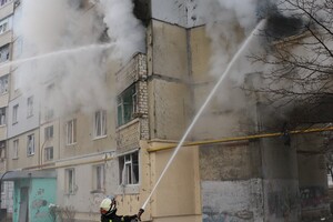 После вражеских обстрелов пожары вспыхнули в 10 квартирах на Северной Салтовке (фото) фото 17