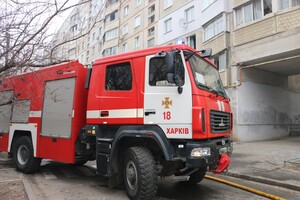 После вражеских обстрелов пожары вспыхнули в 10 квартирах на Северной Салтовке (фото) фото 18