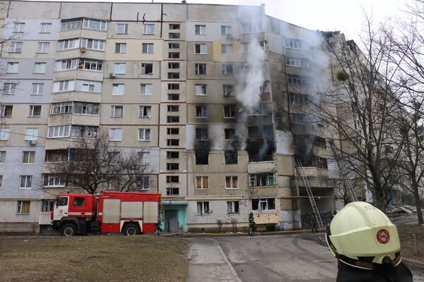 После вражеских обстрелов пожары вспыхнули в 10 квартирах на Северной Салтовке (фото) фото 20