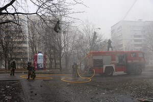После вражеских обстрелов пожары вспыхнули в 10 квартирах на Северной Салтовке (фото) фото 21
