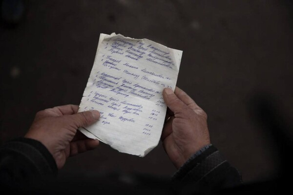 Рідні опізнали двох жителів Гусарівки, вбитих під час російської окупації. || Фото: nytimes.com