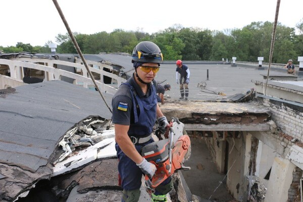 Харьковские спасатели разбирают завалы спорткомплекса, разрушенного из-за ракетных обстрелов || Фото: Facebook.com/MNSKHARKIV