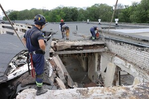 Харьковские спасатели разбирают завалы спорткомплекса, разрушенного из-за ракетных обстрелов || Фото: Facebook.com/MNSKHARKIV